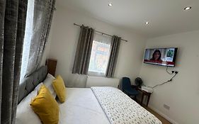 Luxury Ensuite 2Nd Studio Flat With Great Views In Keedonwood Road With Fully Own Bathroom Newly Added And Private Kitchenette
