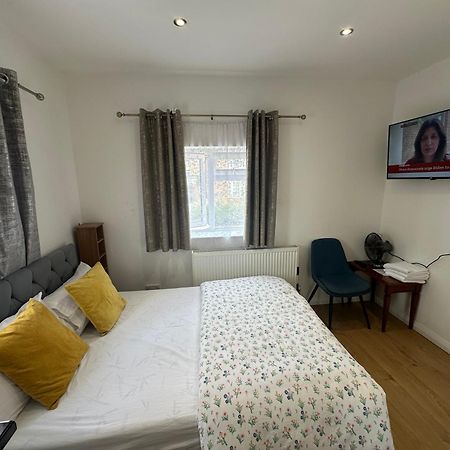 Luxury Ensuite 2Nd Studio Flat With Great Views In Keedonwood Road With Fully Own Bathroom Newly Added And Private Kitchenette Bromley Exterior photo