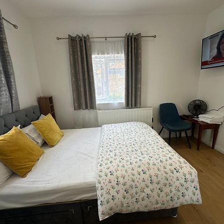 Luxury Ensuite 2Nd Studio Flat With Great Views In Keedonwood Road With Fully Own Bathroom Newly Added And Private Kitchenette Bromley Exterior photo