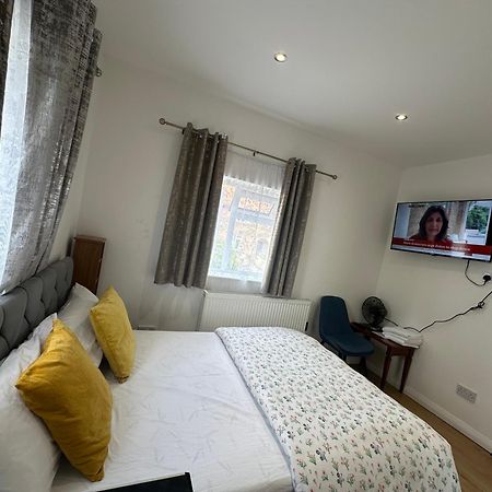 Luxury Ensuite 2Nd Studio Flat With Great Views In Keedonwood Road With Fully Own Bathroom Newly Added And Private Kitchenette Bromley Exterior photo