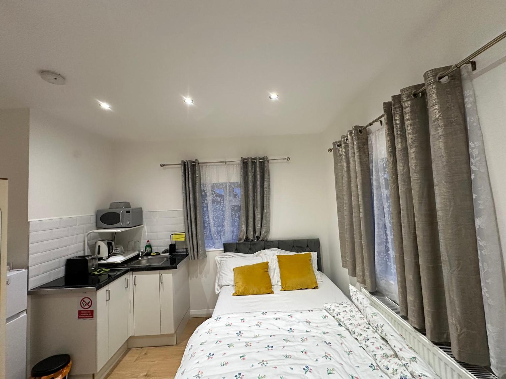 Luxury Ensuite 2Nd Studio Flat With Great Views In Keedonwood Road With Fully Own Bathroom Newly Added And Private Kitchenette Bromley Exterior photo