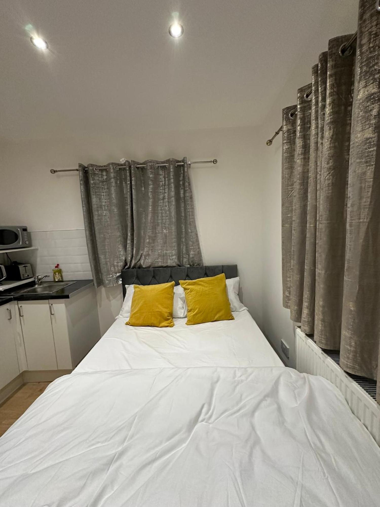 Luxury Ensuite 2Nd Studio Flat With Great Views In Keedonwood Road With Fully Own Bathroom Newly Added And Private Kitchenette Bromley Exterior photo
