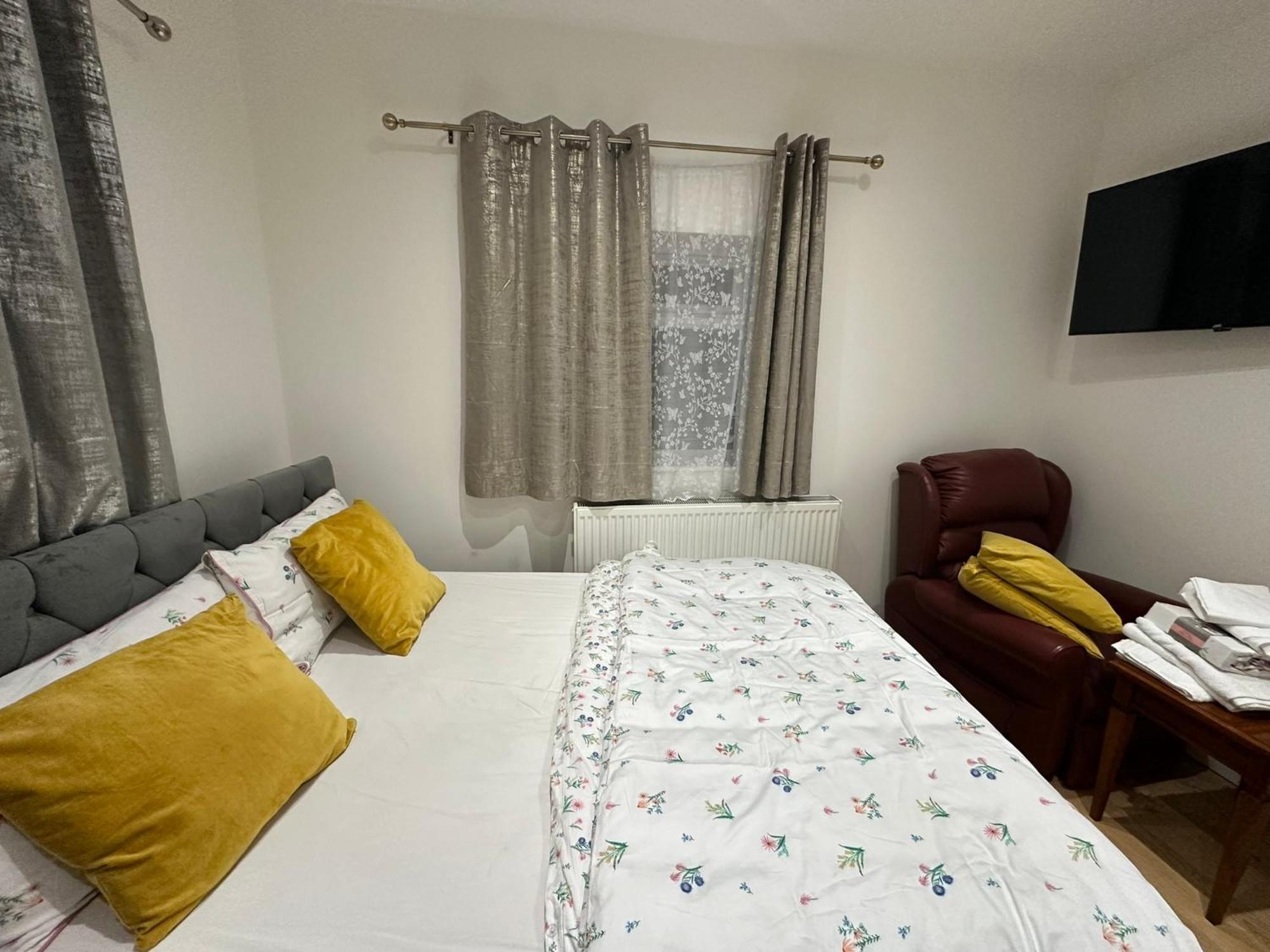 Luxury Ensuite 2Nd Studio Flat With Great Views In Keedonwood Road With Fully Own Bathroom Newly Added And Private Kitchenette Bromley Exterior photo