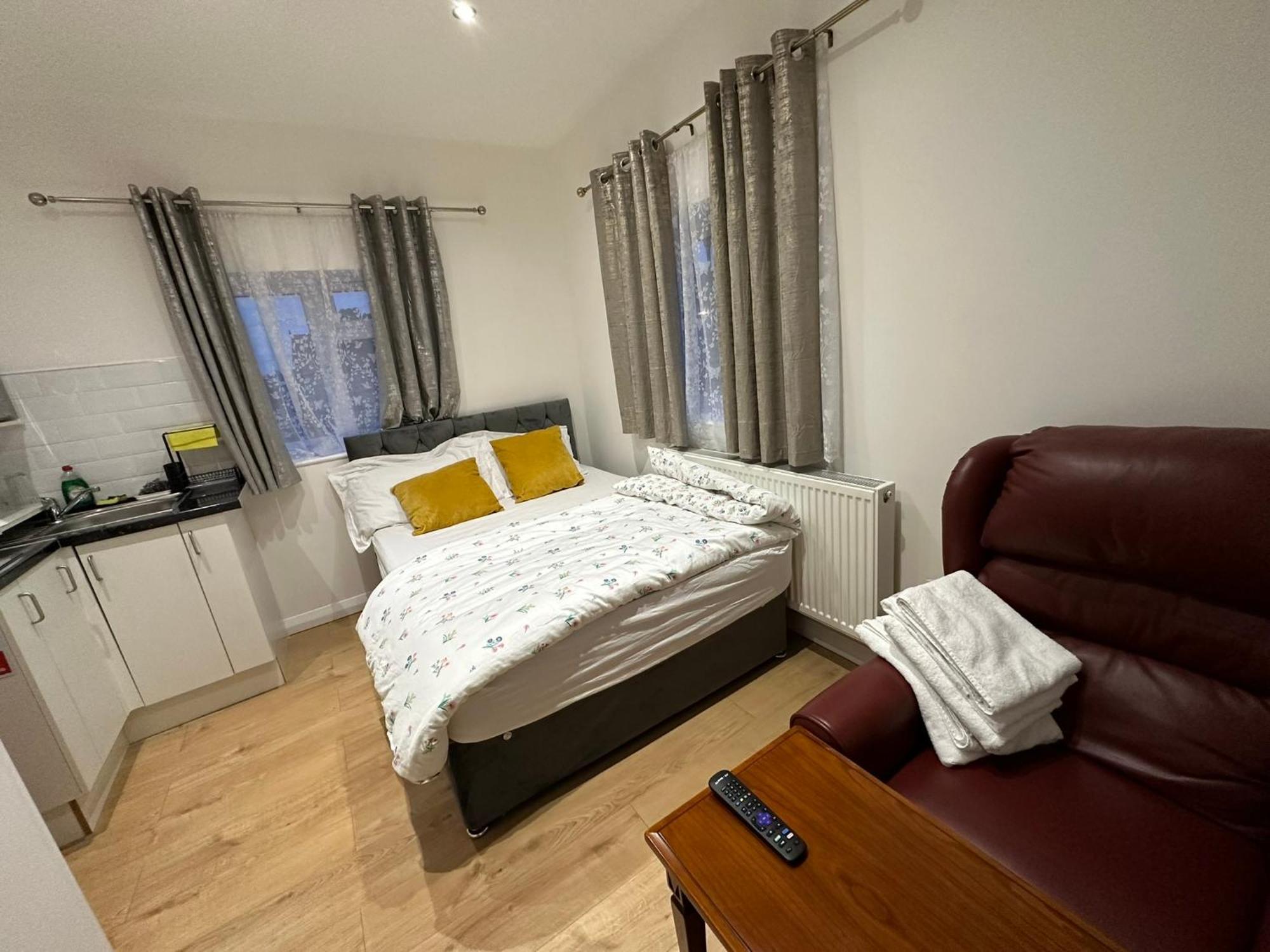 Luxury Ensuite 2Nd Studio Flat With Great Views In Keedonwood Road With Fully Own Bathroom Newly Added And Private Kitchenette Bromley Exterior photo