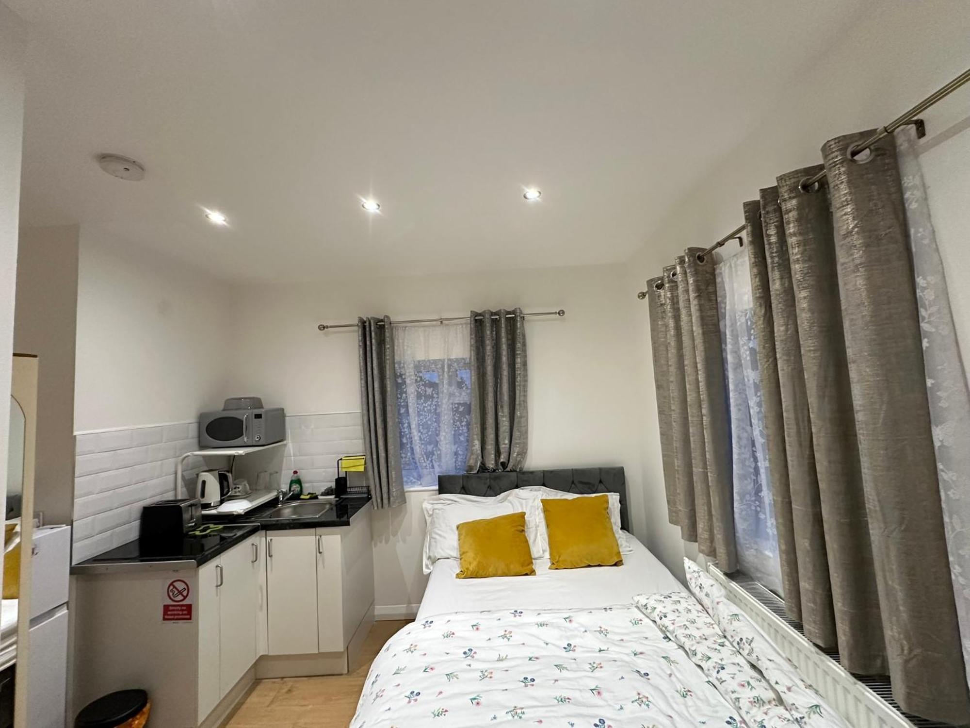 Luxury Ensuite 2Nd Studio Flat With Great Views In Keedonwood Road With Fully Own Bathroom Newly Added And Private Kitchenette Bromley Exterior photo
