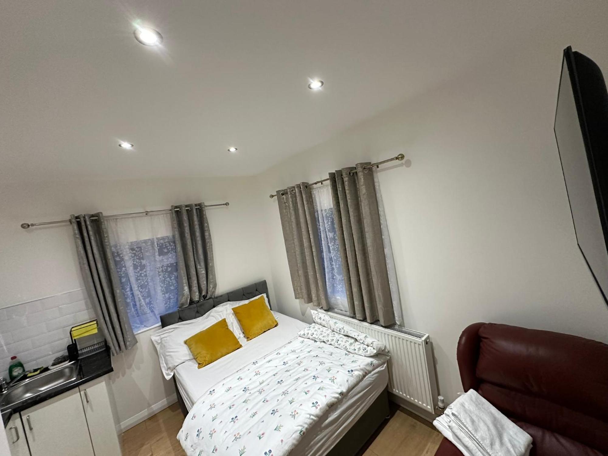 Luxury Ensuite 2Nd Studio Flat With Great Views In Keedonwood Road With Fully Own Bathroom Newly Added And Private Kitchenette Bromley Exterior photo