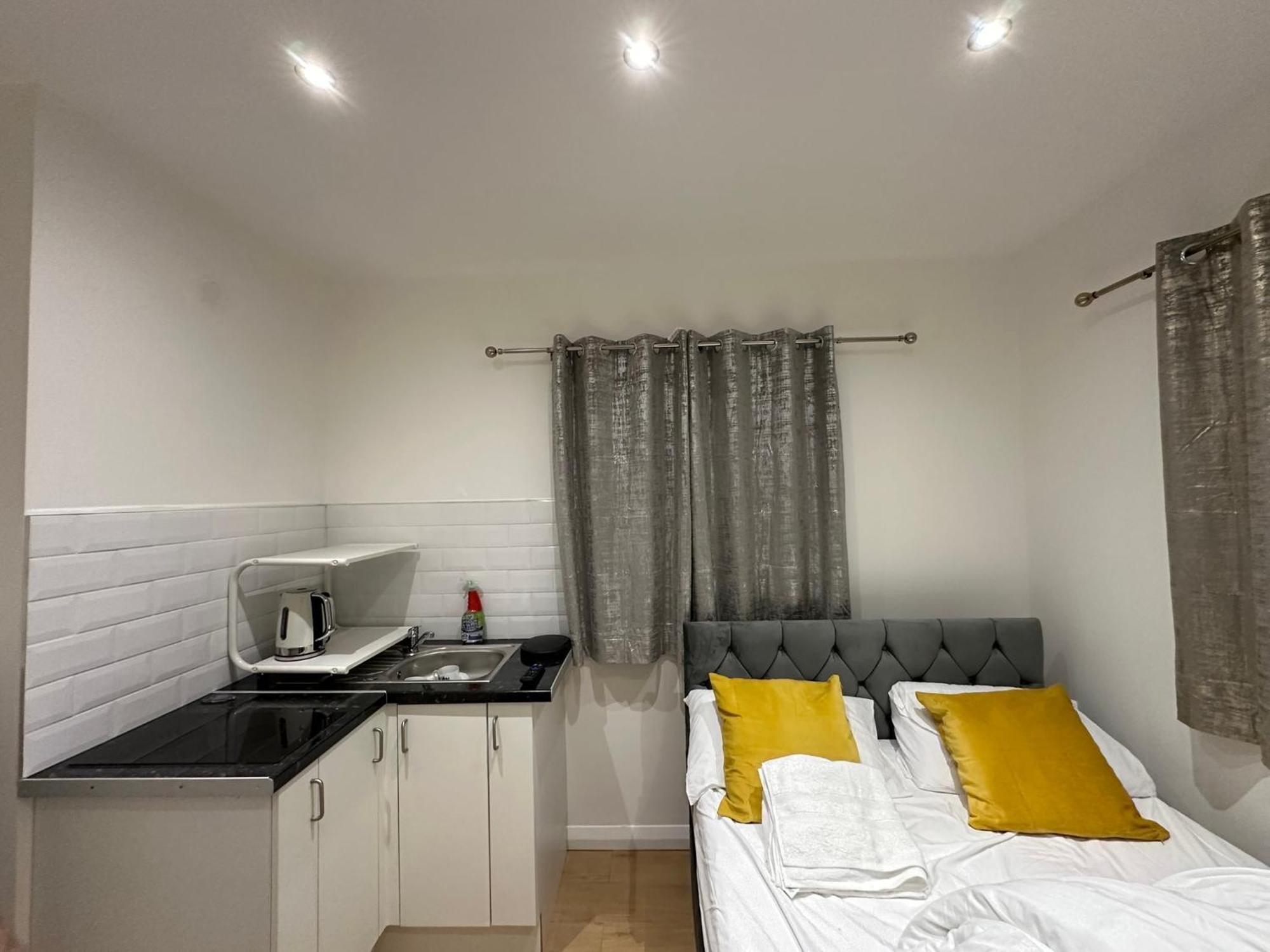 Luxury Ensuite 2Nd Studio Flat With Great Views In Keedonwood Road With Fully Own Bathroom Newly Added And Private Kitchenette Bromley Exterior photo