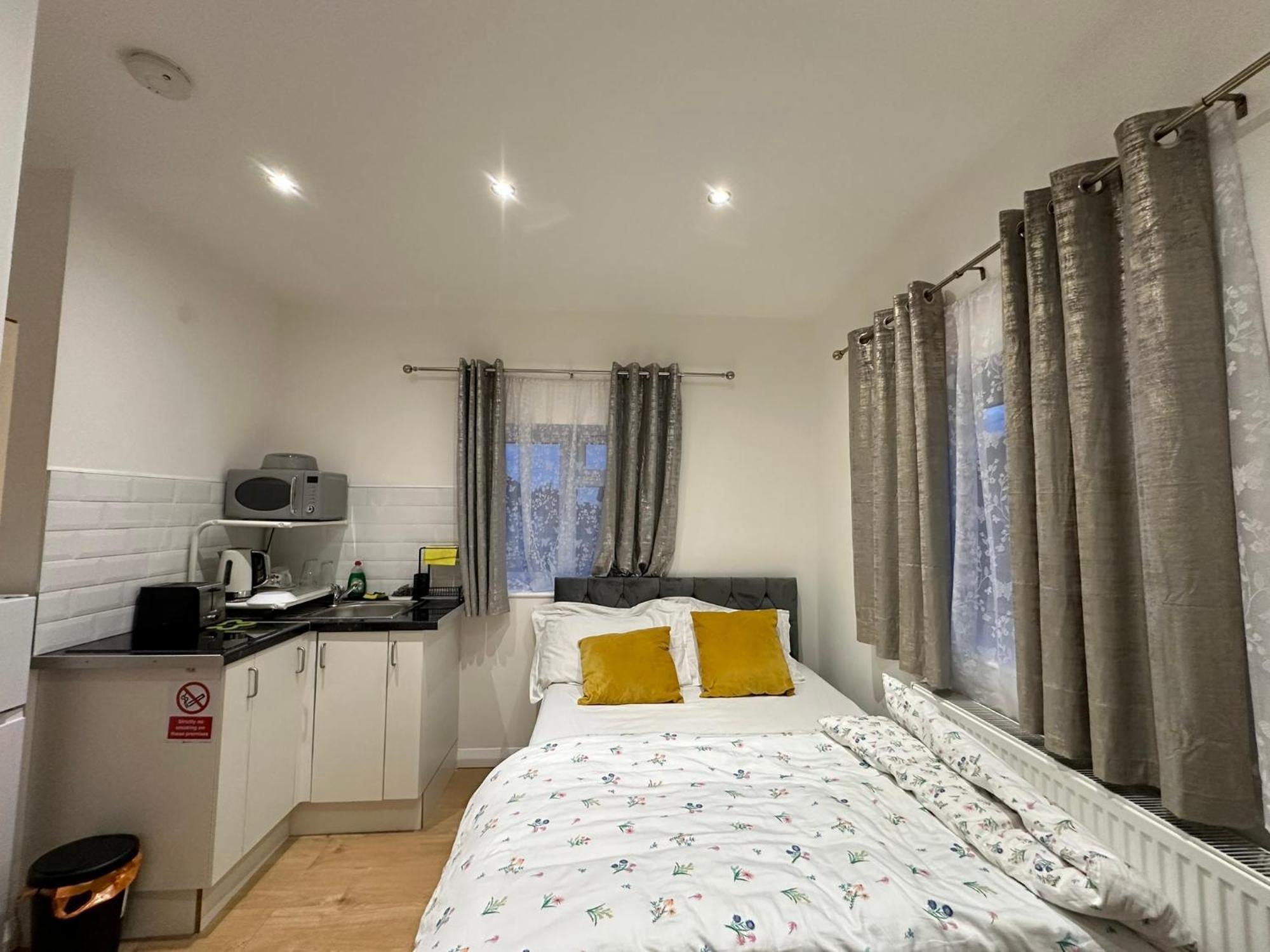 Luxury Ensuite 2Nd Studio Flat With Great Views In Keedonwood Road With Fully Own Bathroom Newly Added And Private Kitchenette Bromley Exterior photo