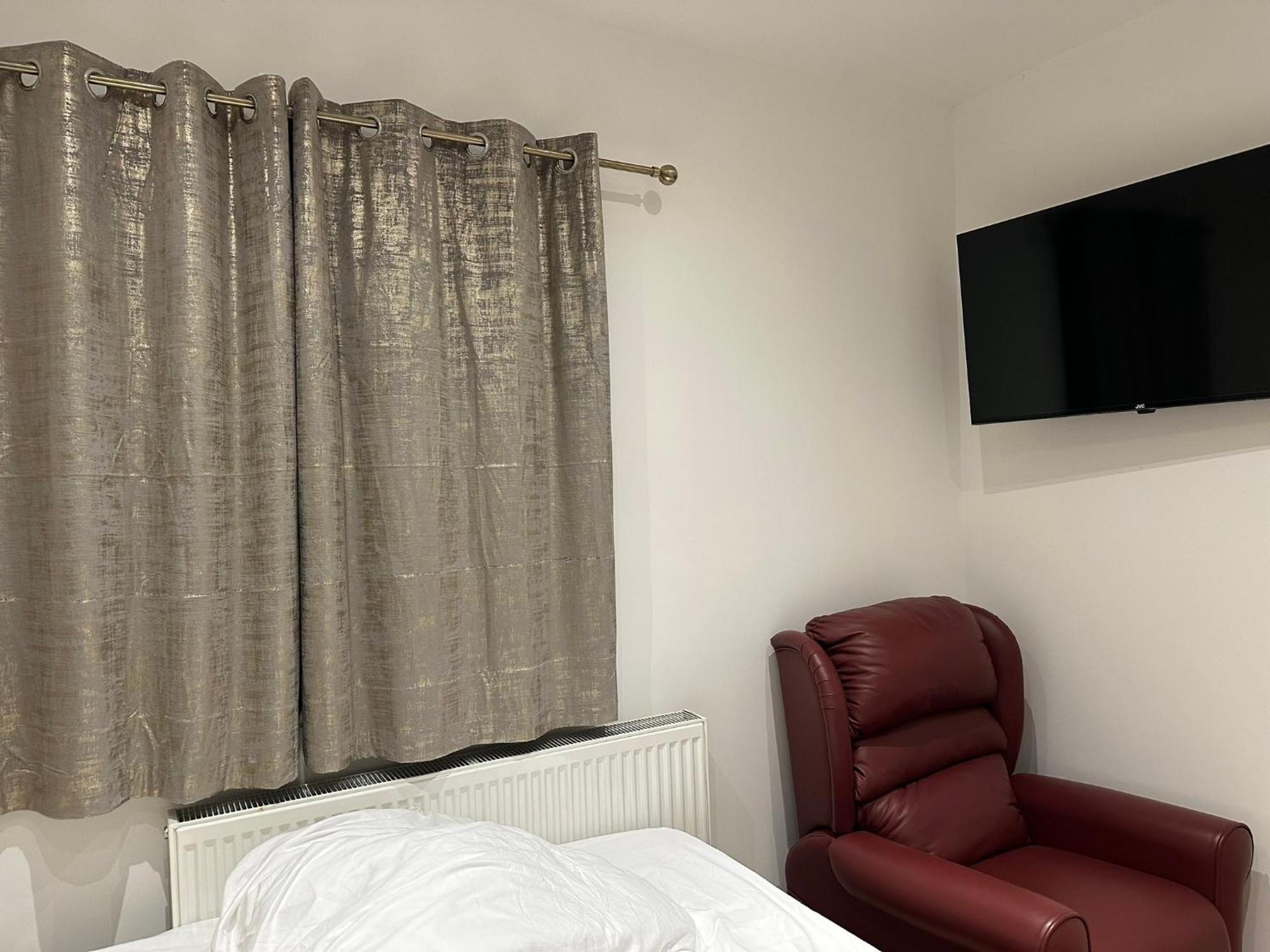 Luxury Ensuite 2Nd Studio Flat With Great Views In Keedonwood Road With Fully Own Bathroom Newly Added And Private Kitchenette Bromley Exterior photo