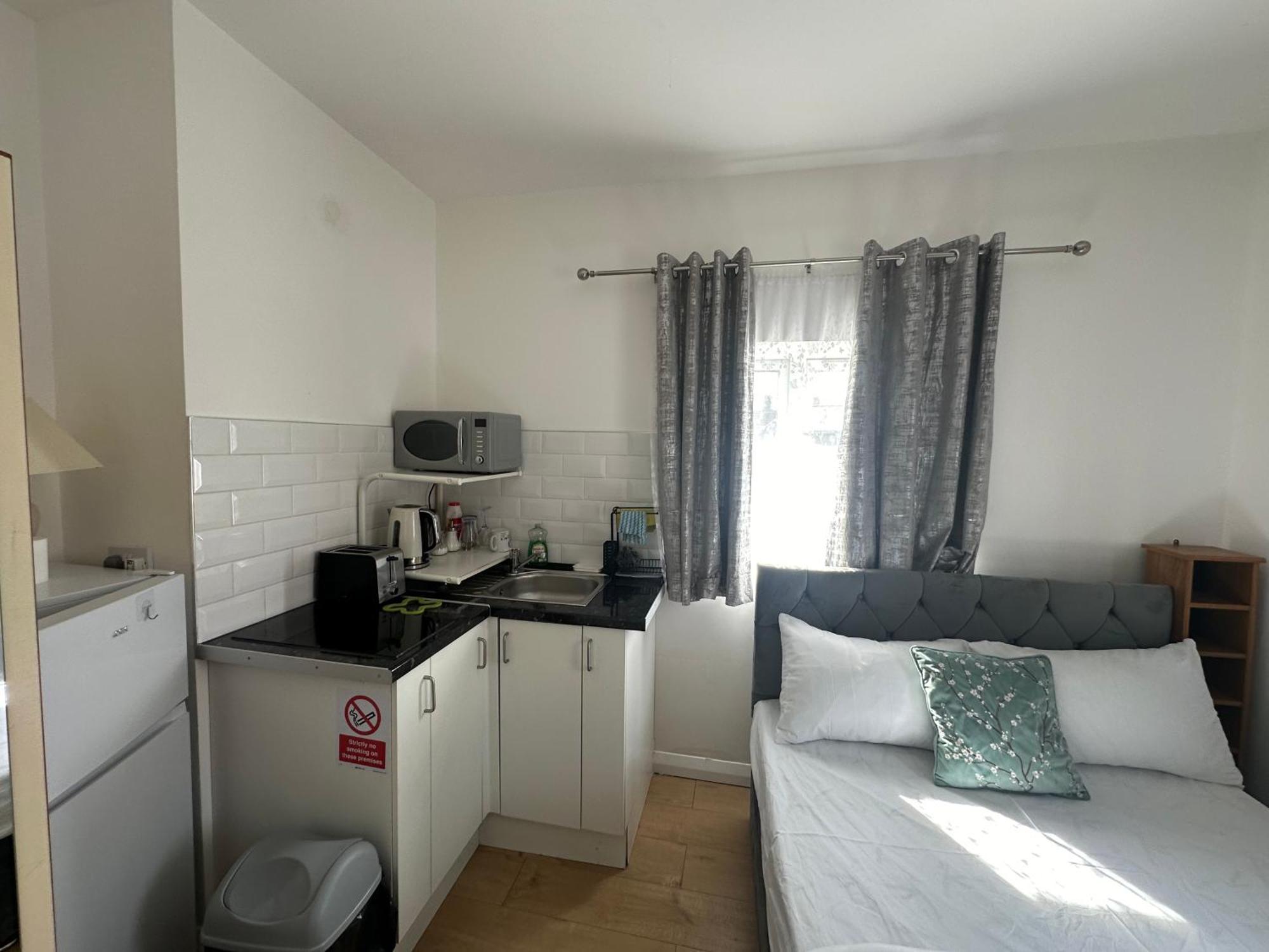 Luxury Ensuite 2Nd Studio Flat With Great Views In Keedonwood Road With Fully Own Bathroom Newly Added And Private Kitchenette Bromley Exterior photo