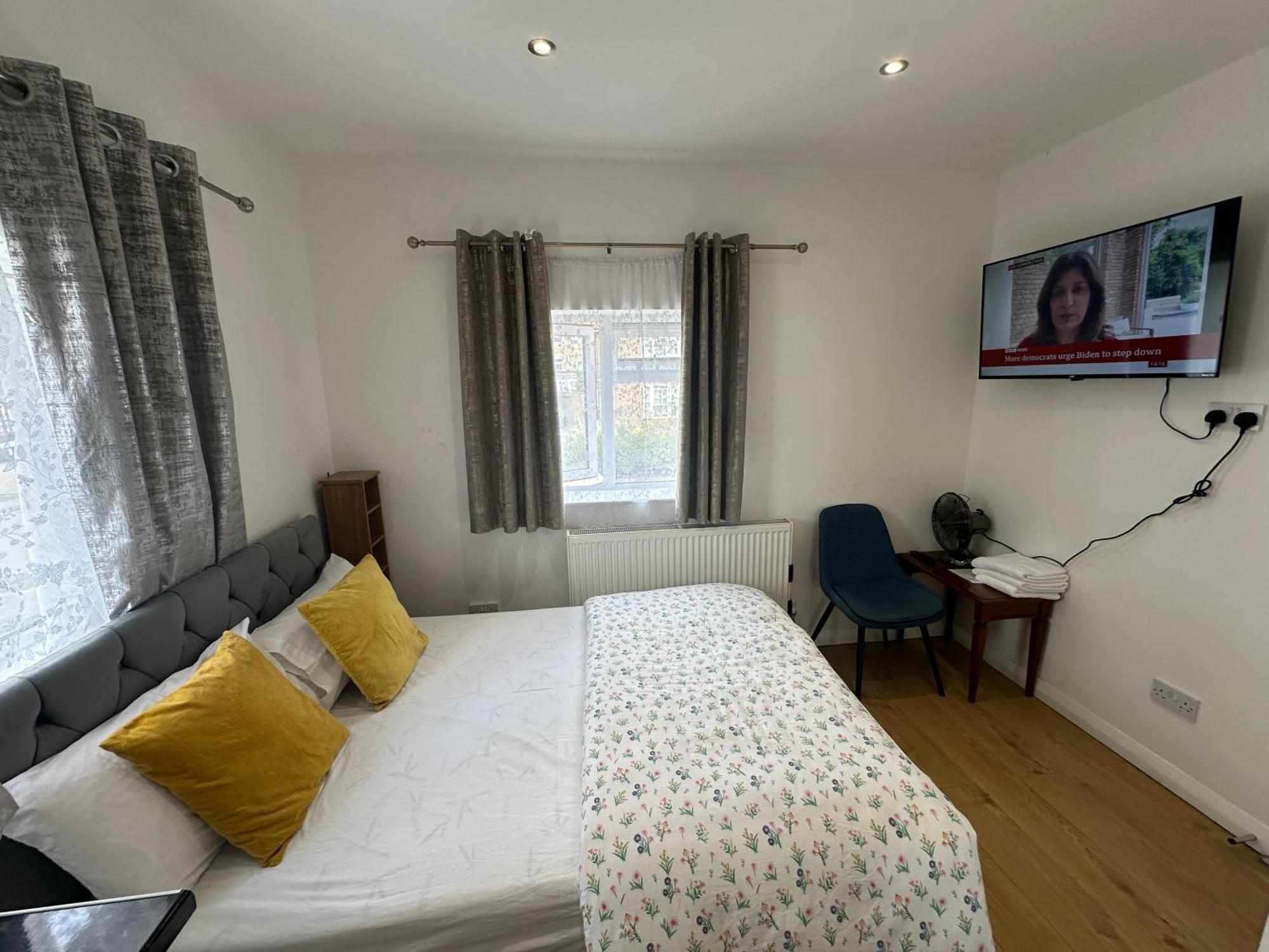 Luxury Ensuite 2Nd Studio Flat With Great Views In Keedonwood Road With Fully Own Bathroom Newly Added And Private Kitchenette Bromley Exterior photo