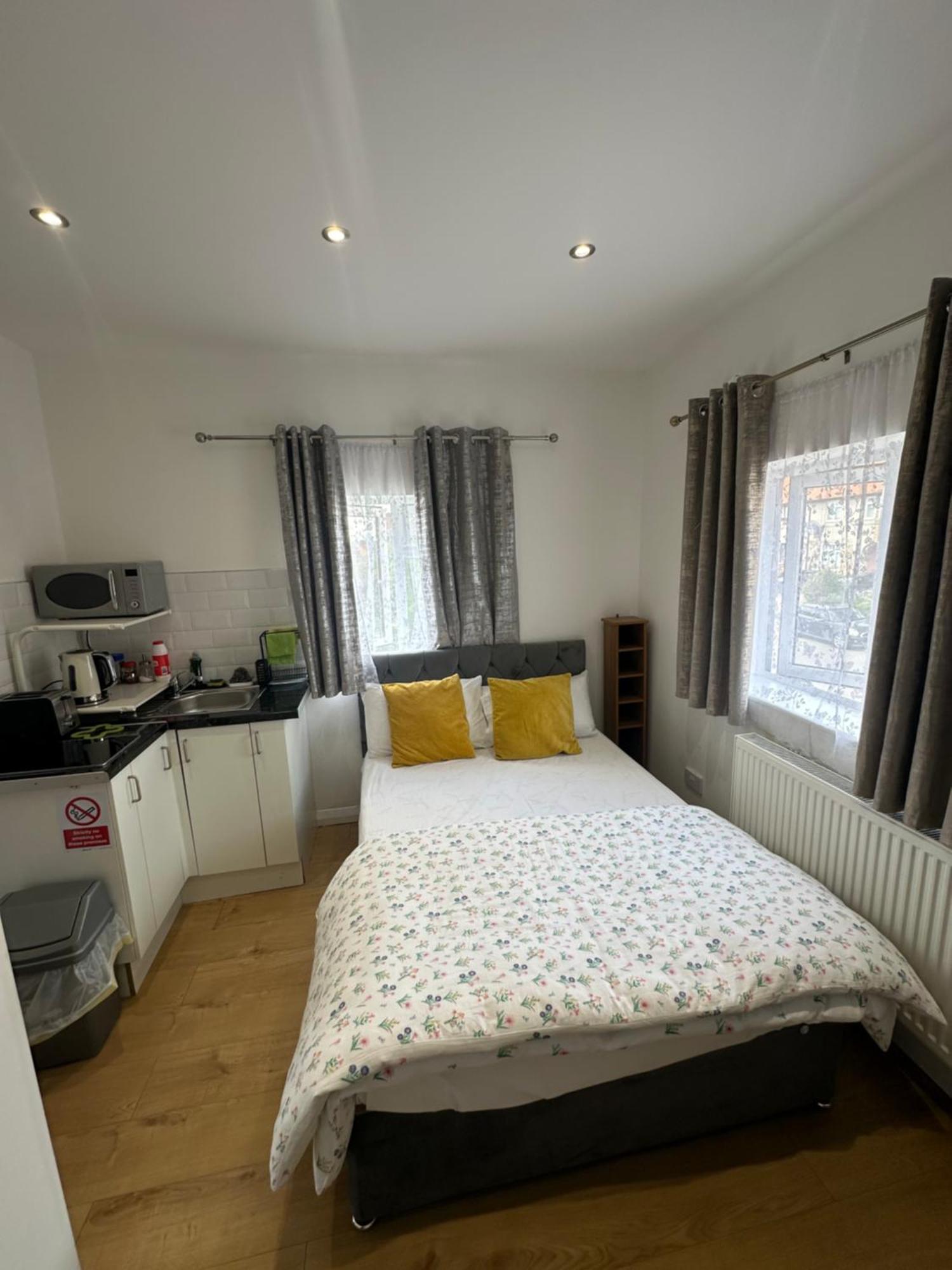 Luxury Ensuite 2Nd Studio Flat With Great Views In Keedonwood Road With Fully Own Bathroom Newly Added And Private Kitchenette Bromley Exterior photo