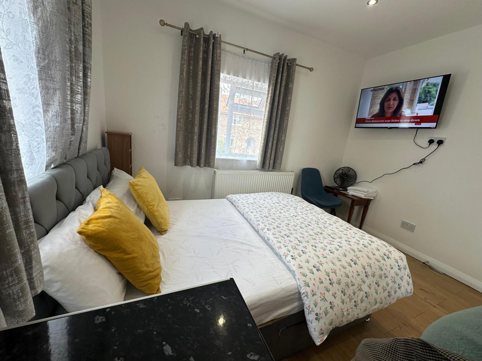 Luxury Ensuite 2Nd Studio Flat With Great Views In Keedonwood Road With Fully Own Bathroom Newly Added And Private Kitchenette Bromley Exterior photo