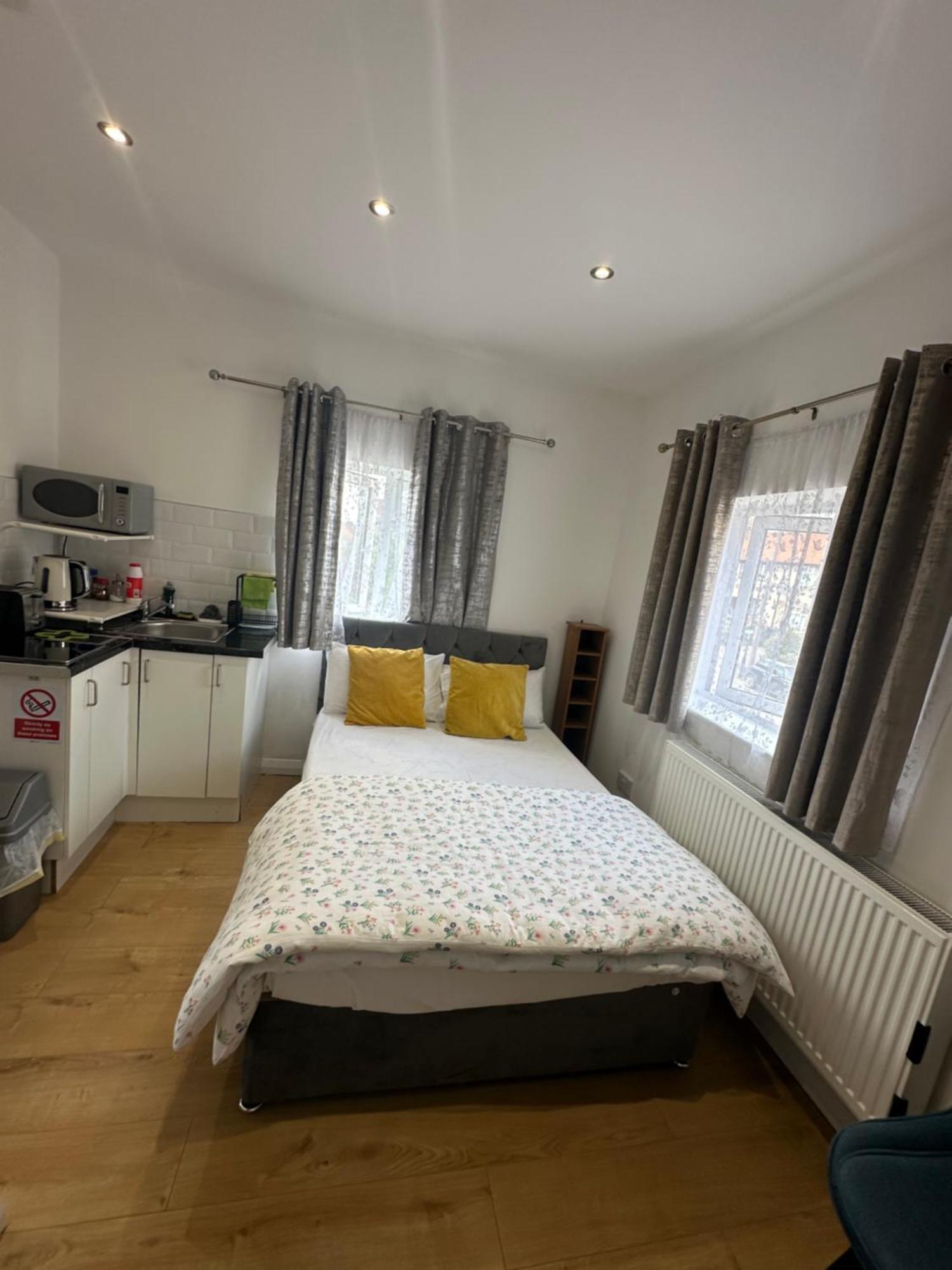 Luxury Ensuite 2Nd Studio Flat With Great Views In Keedonwood Road With Fully Own Bathroom Newly Added And Private Kitchenette Bromley Exterior photo
